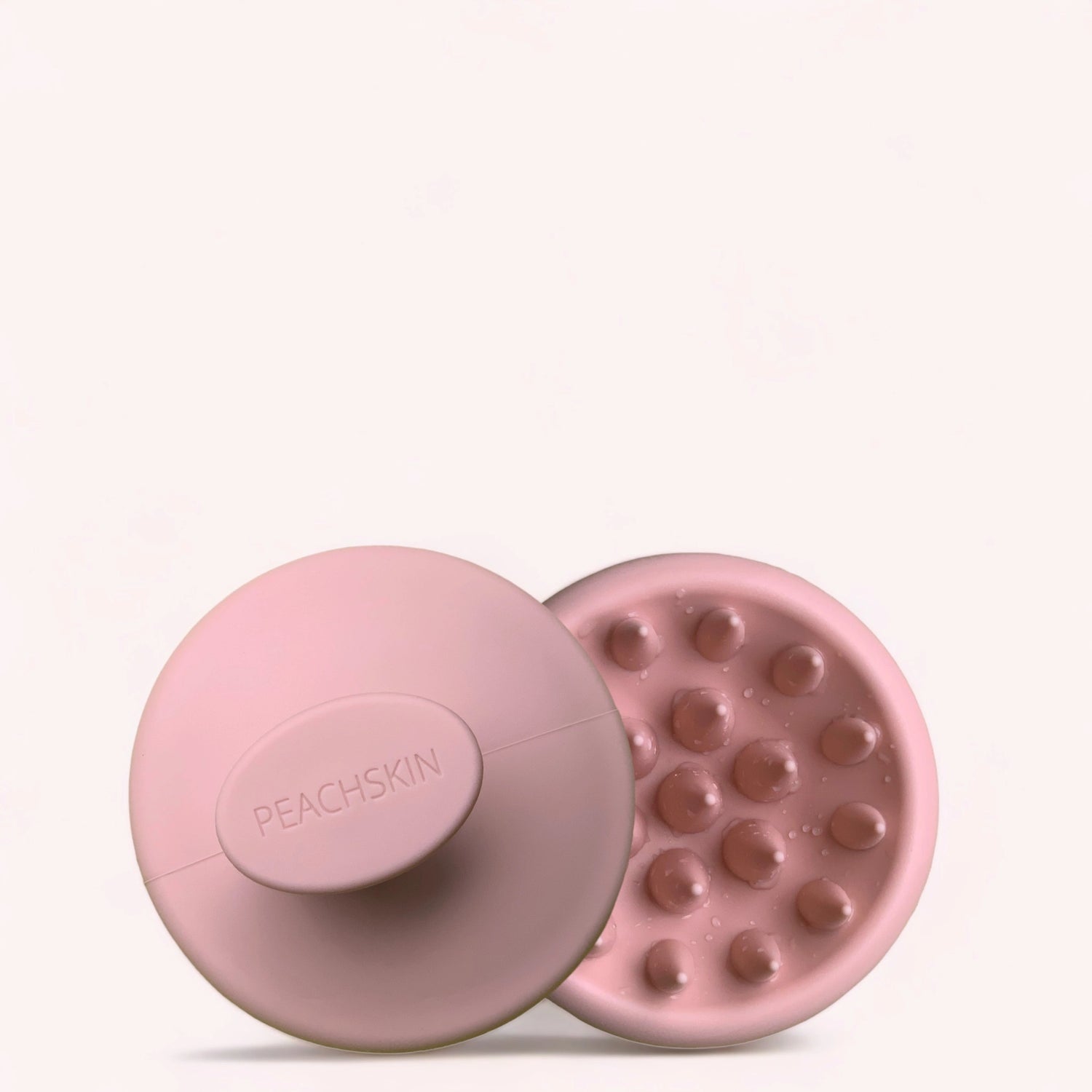 Brosse exfoliante PEACHSKIN pour le cuir chevelu, conçue pour éliminer les impuretés et stimuler la circulation sanguine. Son design ergonomique et ses picots doux favorisent une exfoliation en douceur, idéale pour un cuir chevelu sain et des cheveux plus brillants.